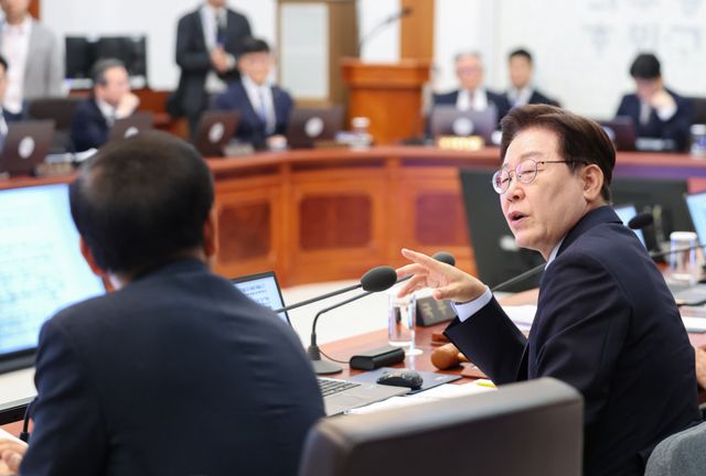 이재명 대통령이 26일 청와대에서 열린 국무회의 겸 비상경제점검회의에서 발언하고 있다. 연합뉴스