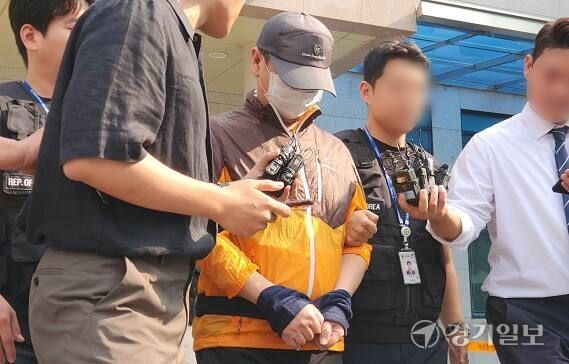 지난해 7월30일 오전 인천 논현경찰서에서 나온 인천 총기 사건 60대 피의자가 경찰 차량으로 이동하고 있다. 경기일보DB