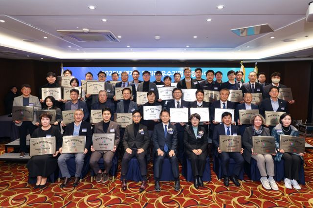 지난해 12월 수원에서 열린 ‘2025년 경기도 일자리 우수기업 인증 수여식’에서 인증 기업 관계자들이 기념촬영을 하고 있다. 경기도 제공