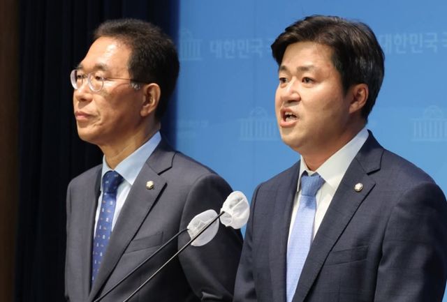 더불어민주당 김포시장 선거 상임선대위원장인 김주영·박상혁 국회의원이 26일 흑색선전에 단호히 대응하겠다는 성명서를 발표했다. 이기형 후보 캠프 제공