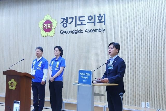 추미애 더불어민주당 경기도지사 후보 선거대책위원회 김현정(평택병) 국회의원, 서영석 통합돌봄본부장, 김남희 여성본부장이 26일 오전 도의회 브리핑룸에서 기자회견을 열고 복지·여성 분야 종합 공약을 발표하고 있다.