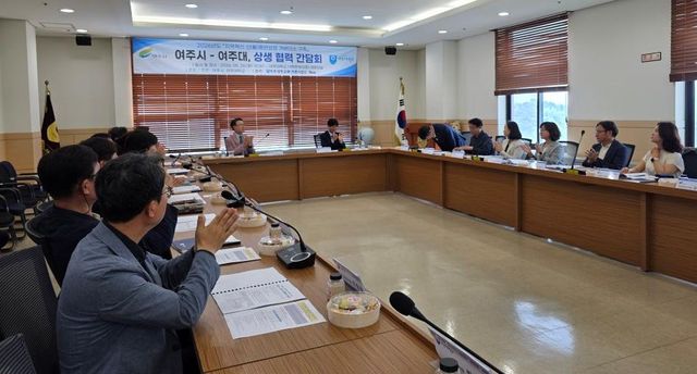 26일 오전 여주대학교에서 열린 ‘여주시-여주대 상생 협력 간담회’에서 이상욱 여주대 총장(왼쪽)과 김광덕 여주시 부시장이 지역 동반성장 방안을 논의하고 있다. 유진동기자