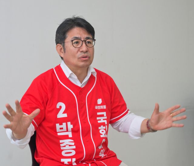 국민의힘 박종진 인천 연수갑 보궐선거 후보가 26일 경기일보와의 인터뷰에서 “인천이 대한민국의 서울이 돼야 한다”고 강조하고 있다. 윤원규기자