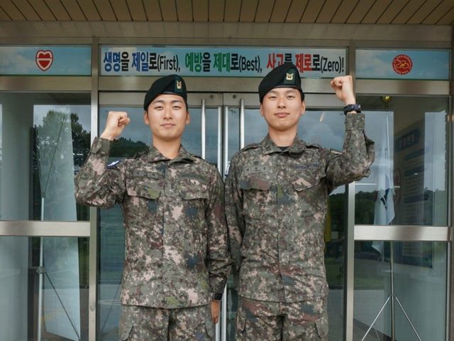 육군 제30기갑여단 번개대대 김석현(왼쪽)·박현준 중사가 의식을 잃고 쓰러진 80대 어르신을 발견해 신속한 응급처치를 실시해 소중한 생명을 구했다. 제30기갑여단 제공