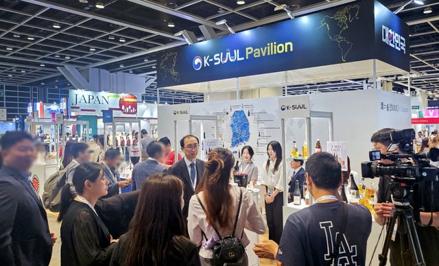 이정훈 국세청 주세2팀장이 아시아 최대 B2B 주류박람회인 ‘비넥스포 아시아(Vinexpo Asia)’에 개관한 K-SUUL 홍보관에서 해외 언론사 등과 인터뷰를 진행하고 있다. 국세청 제공