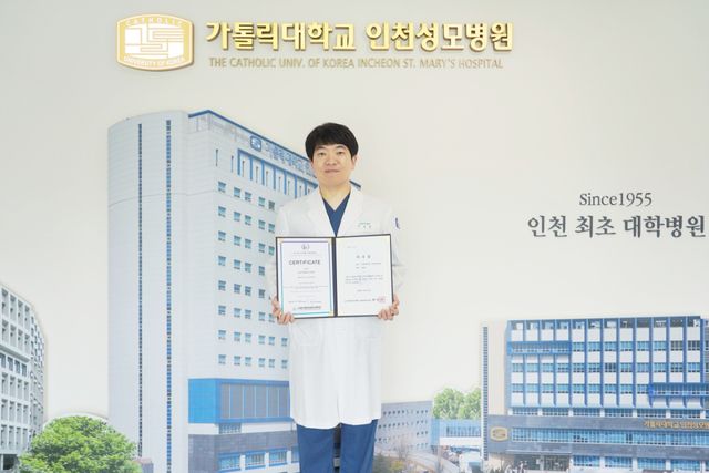 김호석 가톨릭대학교 인천성모병원 영상의학팀 파트장이 논문 발표 부문 우수상을 받은 뒤 기념촬영을 하고 있다. 가톨릭대학교 인천성모병원 제공
