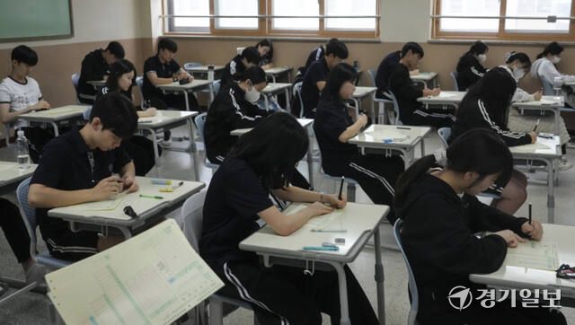 화성특례시 동탄구 동탄고등학교에서 고3 수험생들이 시험을 치르고 있다. 경기일보DB