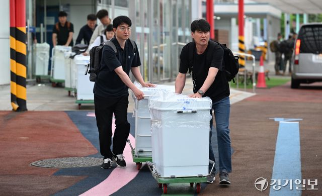 6·3 전국동시지방선거를 7일 앞둔 27일 오전 선관위 관계자들이 인천 중구 인천항연안여객터미널에서 도서지역에서 사용할 투표함을 이송하고 있다. 조병석기자