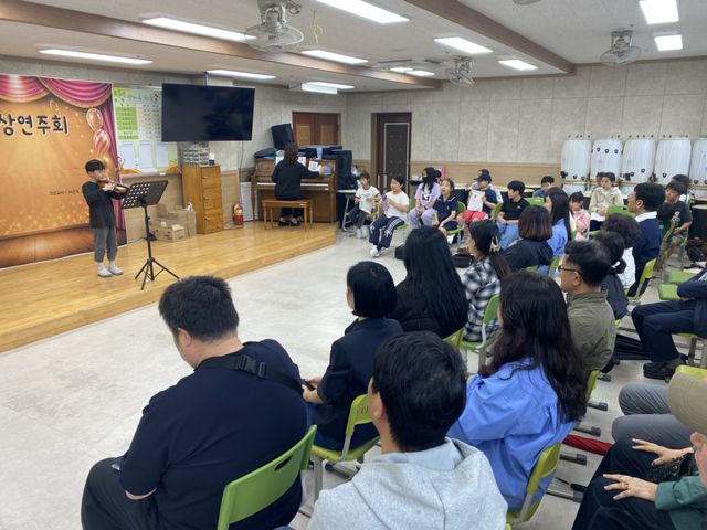 신곡초 방과후·돌봄 프로그램 공개수업에서 학생들이 악기연주를 선보이고 있다. 김포교육지원청 제공