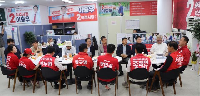국민의힘 이충우 여주시장후보가 27일 오전 10시 여주터미널 3층 선거사무소에서 출입기자 간담회를 열고 ‘원팀 정신’으로 ▲정책 공조 강화 ▲신속한 예산·행정 협력 ▲지역 현안 공동 대응 등 3대 협력 방향을 설명하고 있다. 이충우 선거사무소 제공