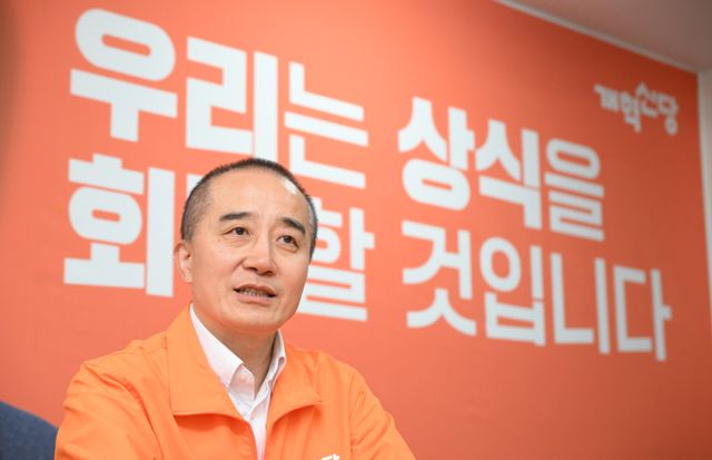 개혁신당 정승연 인천 연수갑 국회의원 보궐선거 후보가 27일 경기일보와의 인터뷰에서 “늘 주민 곁에 있었던 사람을 선택해 달라”고 호소하고 있다. 조병석기자