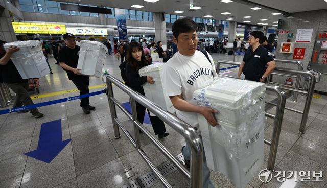 6·3 전국동시지방선거를 7일 앞둔 27일 오전 선관위 관계자들이 인천 중구 인천항연안여객터미널에서 도서지역에서 사용할 투표함을 이송하고 있다. 조병석기자