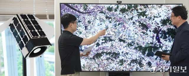 제2회 우주항공의 날인 27일 경기도청 기후환경정책과에서 직원들이 지난해 11월 29일에 발사한 경기기후위성의 위치를 살펴보고 있다. 경기도는 온실가스 관측이 가능한 위성을 올해 순차적으로 발사할 계획이다. 홍기웅기자