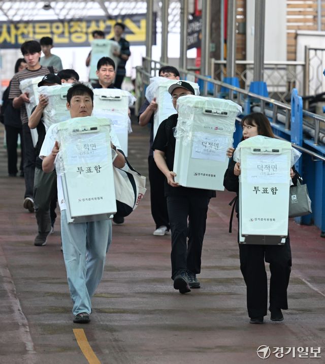 6·3 전국동시지방선거를 7일 앞둔 27일 오전 선관위 관계자들이 인천 중구 인천항연안여객터미널에서 도서지역에서 사용할 투표함을 이송하고 있다. 조병석기자