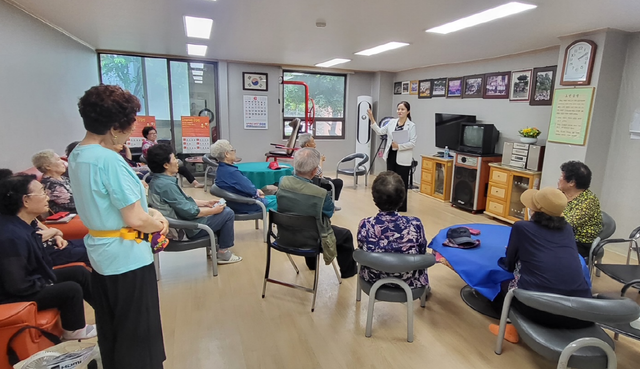 보도자료4 지난해 6월 대우삼호아파트 경로당에서 열린 '방문 건강관리 교육'에 참여한 경로당 어르신들이 온열질환 예방 건강관리법에 관한 설명을 듣고 있다