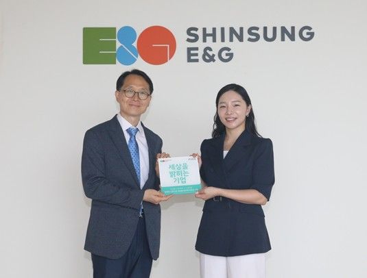 신성이엔지 김종래 전무와 브이드림 김민지 대표가 27일 기념촬영을 하고 있다. 신성이엔지 제공