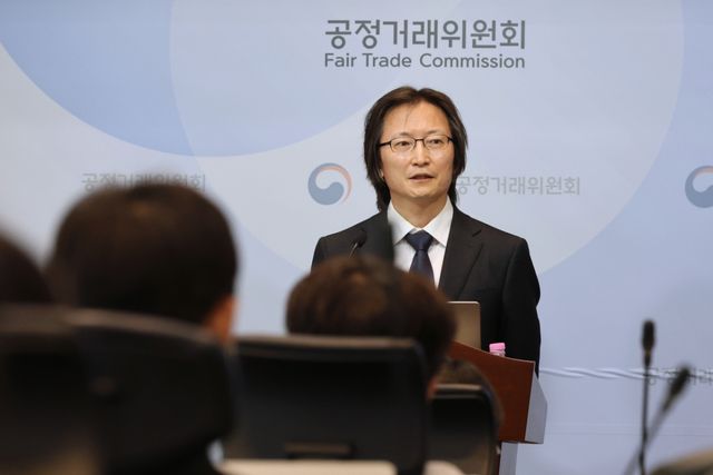주병기 공정거래위원장이 26일 정부세종청사에서 열린 정부 출범 1주년 기자간담회에서 취재진 질문에 답하고 있다. 연합뉴스