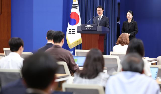 이규연 홍보소통수석이 27일 청와대 기자회견장에서 이재명 대통령 취임1주년 기자회견 관련 브리핑을 하고 있다. 연합뉴스