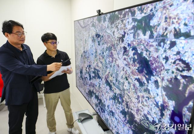 제2회 우주항공의 날인 27일 경기도청 기후환경정책과에서 직원들이 지난해 11월 29일에 발사한 경기기후위성의 위치를 살펴보고 있다. 경기도는 온실가스 관측이 가능한 위성을 올해 순차적으로 발사할 계획이다. 홍기웅기자
