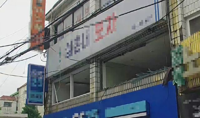 27일 인천 부평구 한 아파트 상가 2층에서 LPG 폭발 사고가 일어나 유리창이 깨진 모습. 인천소방본부 제공