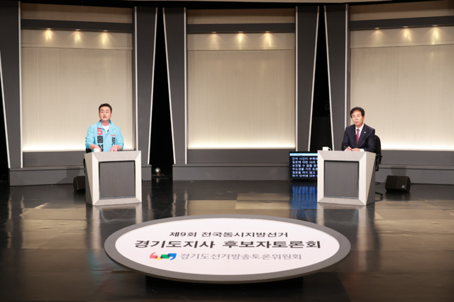 홍성규 진보당 경기도지사 후보와 김현욱 국민연합 후보가 27일 KBS에서 열린 제9회 전국동시지방선거 경기도지사 후보자토론회에서 토론을 준비하고 있다. 홍성규 후보 캠프 제공