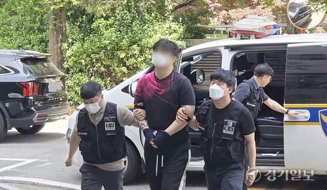 18일 인천 청라국제도시 아파트 현관에 페인트칠과 계란 투척 등 보복 대행을 벌인 20대 남성 A씨가 영장실질심사를 받기 위해 미추홀구 인천지법에 출석하고 있다. 경기일보 DB