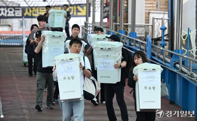 6·3 전국동시지방선거를 7일 앞둔 27일 오전 선관위 관계자들이 인천 중구 인천항연안여객터미널에서 도서지역에서 사용할 투표함을 이송하고 있다. 조병석기자