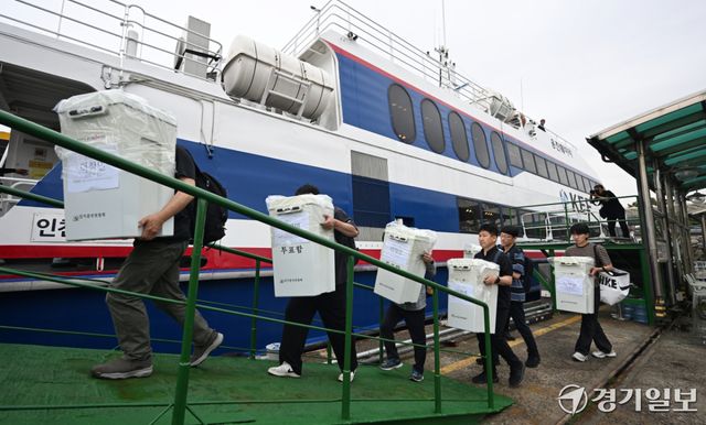 6·3 전국동시지방선거를 7일 앞둔 27일 오전 선관위 관계자들이 인천 중구 인천항연안여객터미널에서 도서지역에서 사용할 투표함을 이송하고 있다. 조병석기자