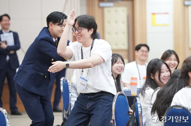 28일 오후 경기도경제과학진흥원에서 열린 '2026 경청스타즈 4기 발대식'에서 참가 학생이 댄스챌린지를 선보이고 있다. 홍기웅기자