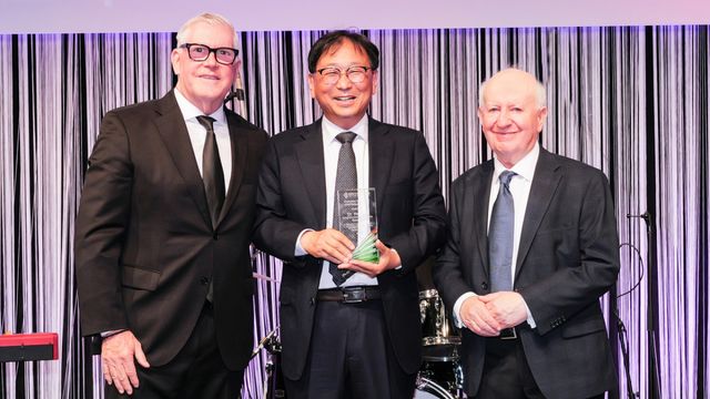 이상열 고양국제박람회재단 컨벤션뷰로 본부장이 20일 독일 프랑크푸르트에서 열린 ‘2026 IMEX Frankfurt’에서 DI(Destinations International)협회의 ‘2026 DI Global Ambassador Award’를 수상하고 기념촬영을 하고 있다. 고양국제박람회재단 제공