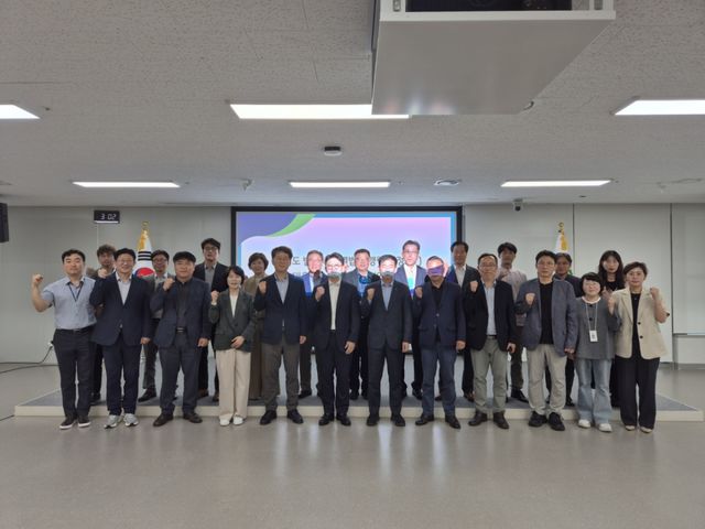 28일 경기도청 율곡홀에서 경기도와 시·군 실국장들을 비롯해 차세대융합기술원 등 유관기관 관계자들이 반도체특별법 시행령 ‘수도권 배제’ 관련 긴급 현안회의에 참석해 공조 방안을 논의한 뒤 기념촬영을 하고 있다. 경기도 제공