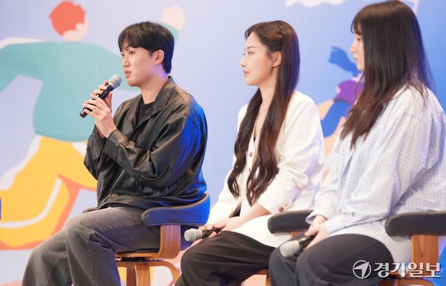 28일 오후 경기도경제과학진흥원에서 열린 '2026 경청스타즈 4기 발대식'에서 3기 학생들이 4기로 선발된 학생들에게 조언을 해주고 있다. 홍기웅기자