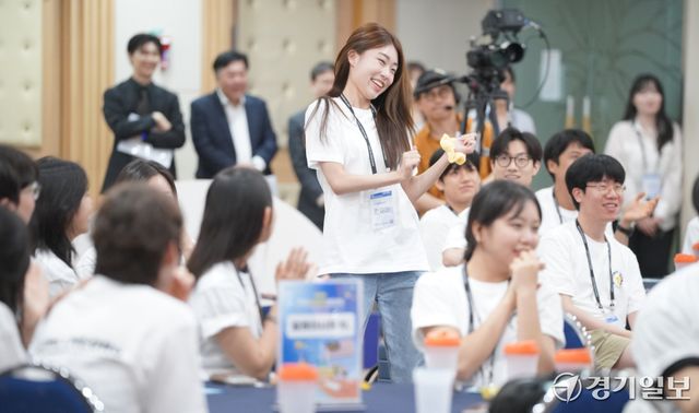 28일 오후 경기도경제과학진흥원에서 열린 '2026 경청스타즈 4기 발대식'에서 참가 학생이 댄스챌린지를 선보이고 있다. 홍기웅기자