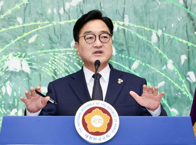 우원식 국회의장이 제22대 국회 전반기 의장 임기 종료를 하루 앞둔 28일 국회에서 열린 퇴임 기자회견에서 소회를 밝히고 있다. 연합뉴스