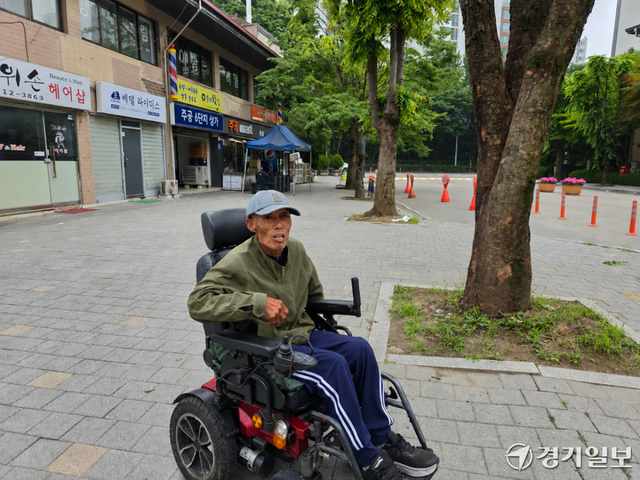29일 오전 성남시 분당구 금곡동 청솔종합사회복지관 사전투표소 인근에서 투표를 마친 김영복씨(84)가 갑자기 멈춰 섰다. 오종민기자