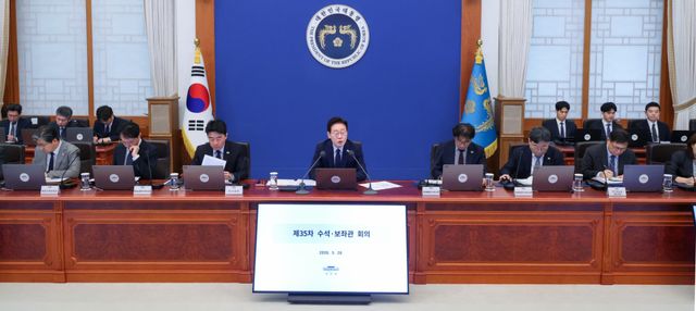 이재명 대통령이 28일 청와대에서 열린 수석보좌관회의에서 발언하고 있다. 연합뉴스