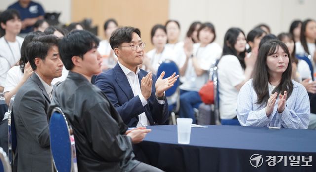 28일 오후 경기도경제과학진흥원에서 열린 '2026 경청스타즈 4기 발대식'에서 안정곤 경기도경제부지사, 유태일 경기도경제과학진흥원 기업성장부문 상임이사와 참가 학생들이 기념촬영을 하고 있다. 경청스타즈는 도내 미취업 청년들에게 해외 기업 현장 체험 기회를 제공하는 사업이다. 홍기웅기자
