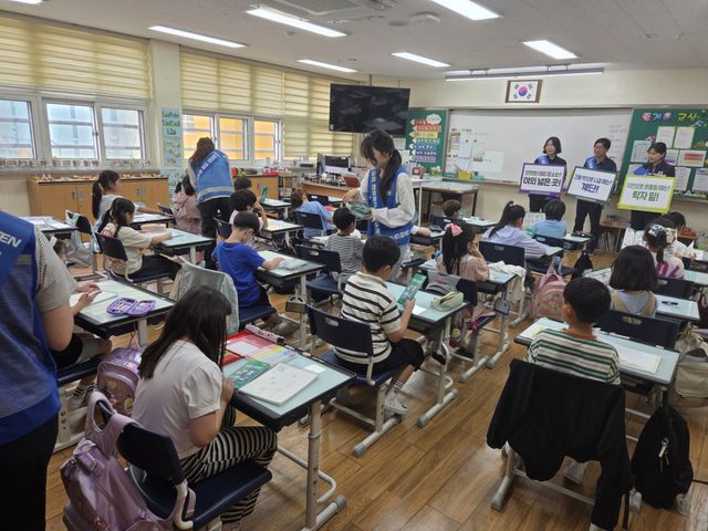 한국남동발전 분당발전본부 및 협력사 직원 등이 서당초등학교를 방문, 지진 시 행동요령 재난안전캠페인를 진행하고 있다. 한국남동발전 분당발전본부 제공