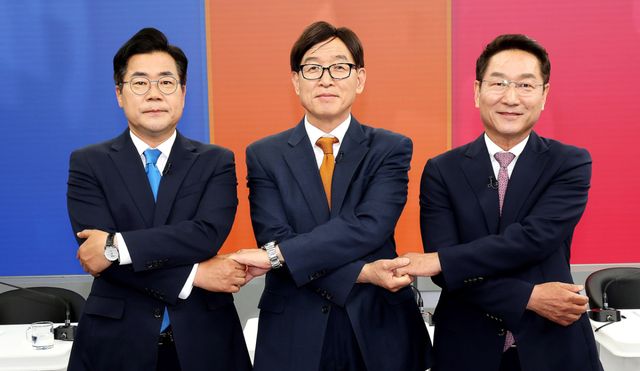 27일 인천 중구 SK브로드밴드 스튜디오에서 열린 ‘제9회 전국동시지방선거 인천시장 후보 초청 TV토론회’에 참석한 더불어민주당 박찬대 후보(왼쪽부터), 개혁신당 이기붕 후보, 국민의힘 유정복 후보가 토론회 전 손을 맞잡고 있다. 조병석기자