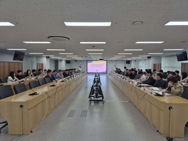 28일 경기도청 율곡홀에서 경기도와 시·군 실국장들을 비롯해 차세대융합기술원 등 유관기관 관계자들이 반도체특별법 시행령 ‘수도권 배제’ 관련 긴급 현안회의에 참석해 공조 방안을 논의하고 있다. 경기도 제공