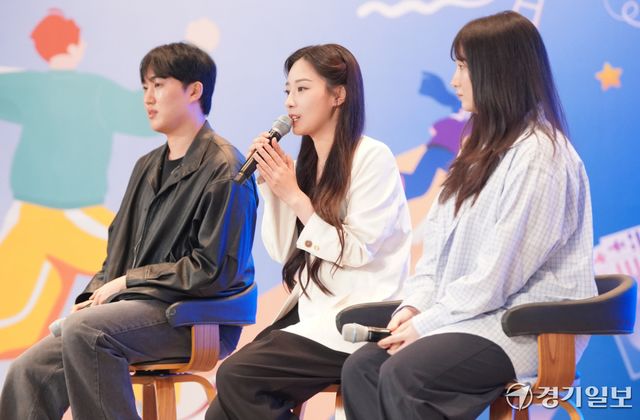 28일 오후 경기도경제과학진흥원에서 열린 '2026 경청스타즈 4기 발대식'에서 3기 학생들이 4기로 선발된 학생들에게 조언을 해주고 있다. 홍기웅기자