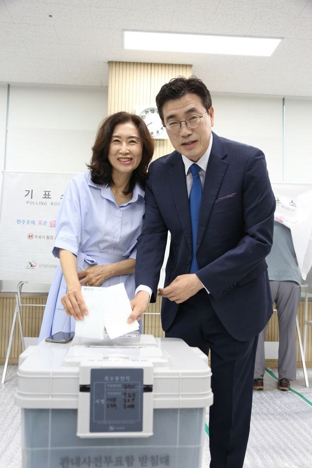 29일 오전 8시께 더불어민주당 최원용 평택시장 후보가 동삭동행정복지센터 사전투표소에서 배우자와 함께 투표를 진행하고 있다. 최원용 후보 선거 캠프 제공