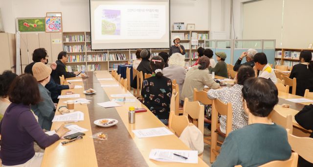 지난 14일 특별 강연 참석자들이 원유순 동화작가의 강연을 경청하고 있다. 양평군 제공