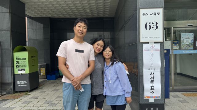 29일 인천 연수구 송도3동 사전투표소에서 투표를 마치고 나온 장금호씨(47) 가족이 기념사진을 촬영하고 있다. 정성식 기자