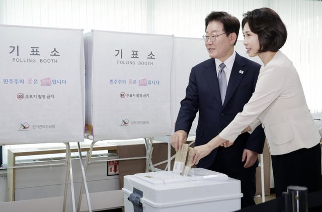이재명 대통령과 김혜경 여사가 제9회 전국동시지방선거 사전투표 첫날인 29일 서울 종로구 삼청동 주민센터에 마련된 사전투표소에서 투표용지를 투표함에 넣고 있다. 연합뉴스