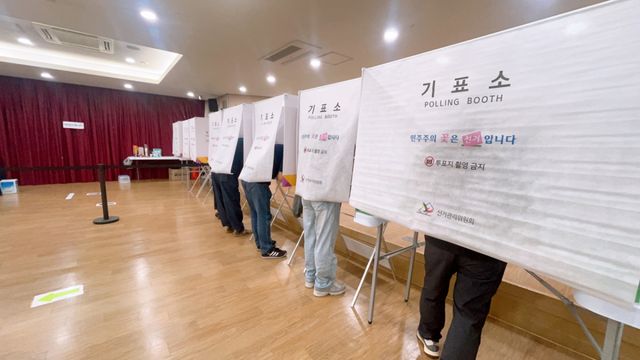 논현1동행정복지센터 사전투표소 기표소.