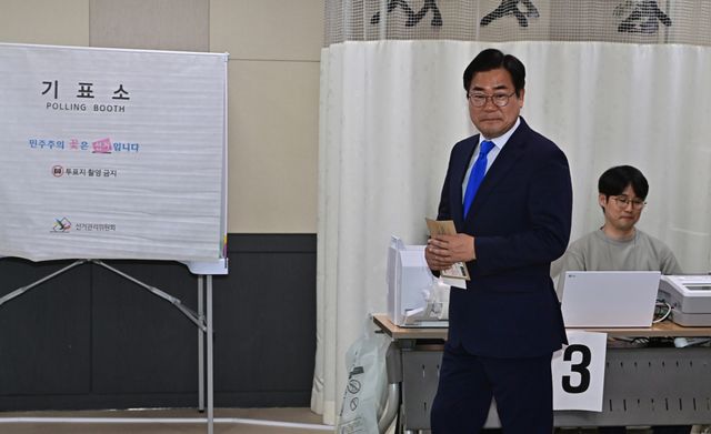더불어민주당 박찬대 인천시장 후보가 29일 오전 인천시 연수구 송도2동 행정복지센터 사전투표소에서 소중한 한표를 행사하고 있다. 조병석기자