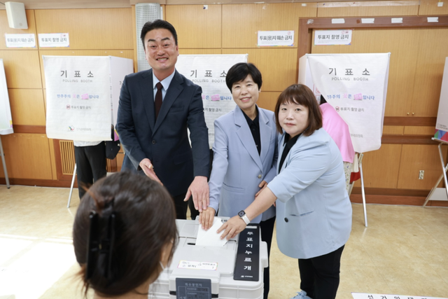 홍성규 진보당 경기도지사 후보가 29일 고양시 덕양구 행신2동 행정복지센터에서 송영주 시장 후보, 전민선 시의원 후보와 사전투표를 하고 있다. 홍성규 후보 캠프 제공