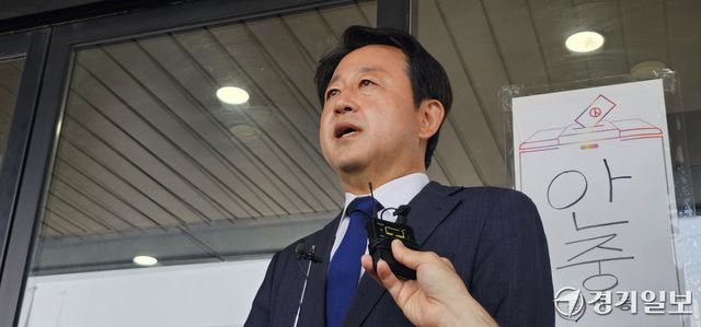 29일 오전 9시께 김용남 평택을 국회의원 재선거 후보가 안중읍 행정복지센터에서 사전 투표를 마친 뒤 기자회견을 하고 있다. 윤동현 기자