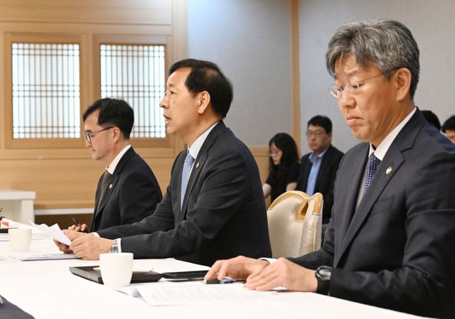구윤철 부총리 겸 재정경제부 장관(가운데)이 29일 서울 종로구 정부서울청사에서 열린 부동산 관계장관회의 겸 주택공급촉진 관계장관회의를 주재하고 있다. 연합뉴스